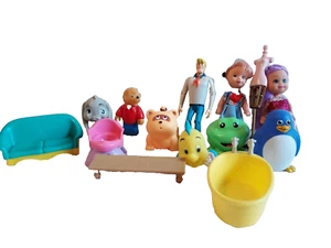 Lote De Varios Juguetes Pequeños Muñecas Muebles Animales 14 Piezas Total  - Imagen 1 de 10