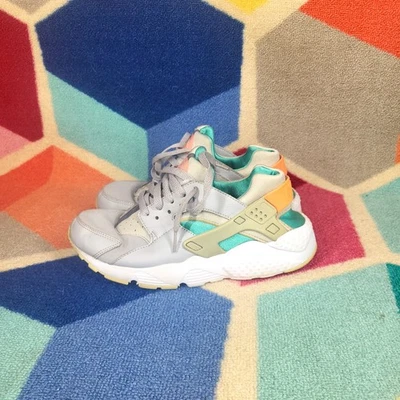 耐克 Air Huarache Run 男孩尺寸 6Y 灰色绿色运动跑步鞋运动鞋 — 第 1/4 张图片