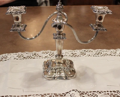 Antiguo candelabro inglés plateado de 2 brazos - elegancia barroca ornamentada Foto 1 de 4