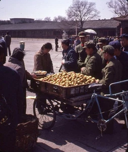 Vintage Stereo Realist Photo 3D Slide CHINA Forbidden City Apple Vendors - Picture 1 of 2
