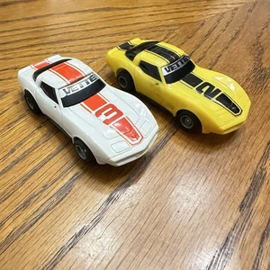 2 Tyco Vettes gelb & weiß Korvetten #2 & #3 Slotcars - Bild 1 von 7