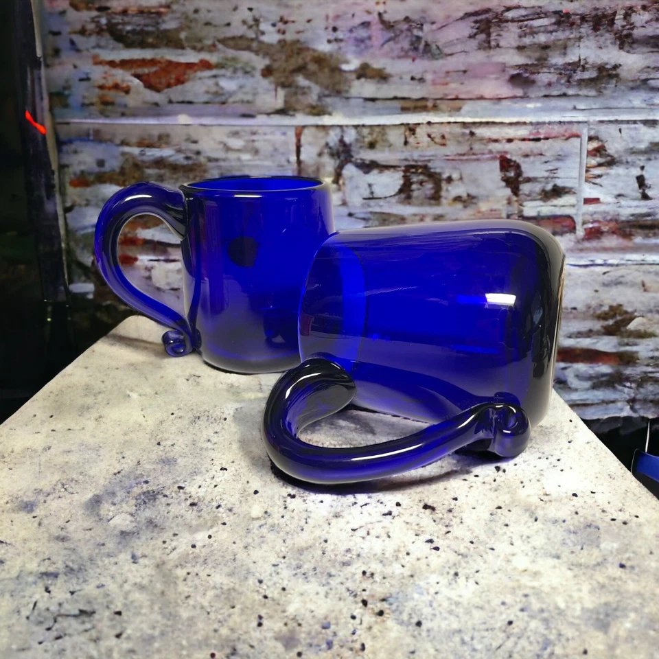 Par de tazas vintage sopladas a mano hechas a mano azul cobalto hechas en Europa como nuevas Foto 1 de 4