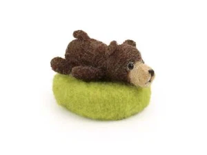 The Makerss Felting Kit - Tiny Snoozing Bear Needle Felt Kit - Picture 1 of 2