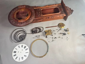 Antiguo reloj de pared regulador - caja de madera tallada ornamentada, esfera, movimiento, péndulo - Imagen 1 de 15