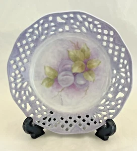 Plato de porcelana pintado a mano diseño uva. Borde de encaje. Firmado. - Imagen 1 de 5