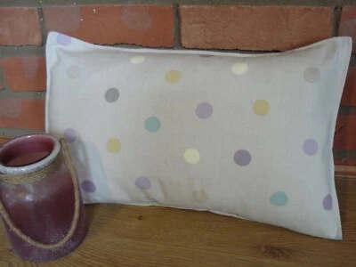 Kitsch style beige/pastel spotted cotton rectangular cushion cover 18x12 - Image 1 of 4