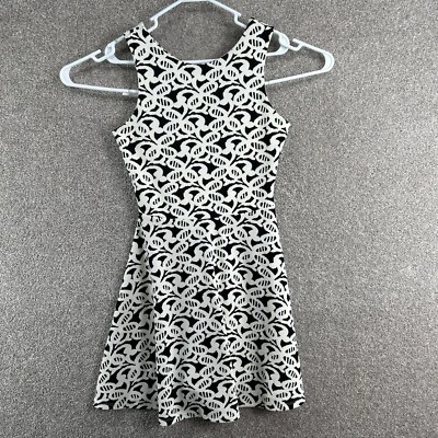 Charming Charlie женское платье размер маленький черный белый цветочный без рукавов с подкладкой - Изображение 1 из 4