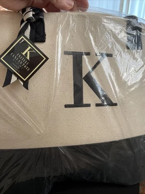 Bolso de Mano Mud Pie Clásico Blanco y Negro Inicial Lona (J) 17" x 7.5" x 11.5" Foto 1 de 4