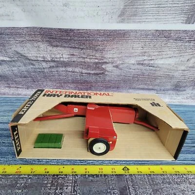 Винтажный Ertl 1/16 International Harvester квадратный пресс-подборщик с тюками в коробке красный/белый - Изображение 1 из 4