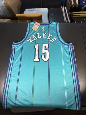 Camiseta clásica firmada autografiada por Kemba Walker de los Charlotte Hornets certificado de autenticidad de la NBA PSA Foto 1 de 4