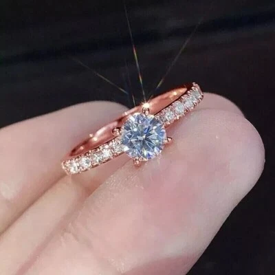 Anillo de compromiso solitario de diamantes de corte redondo de 2 quilates enchapado en oro rosa de 14 quilates Foto 1 de 4