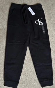 Calvin Klein Classic Monogram Logo Fleece Jogginghose, Jet Black, Herren Gr. Medium - Bild 1 von 8