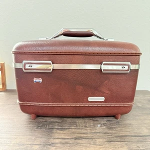 Maleta de tren de maquillaje rígida borgoña American Tourister vintage de los años 80 - Imagen 1 de 21