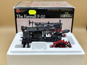 1/16 (no 1/18) McCormick Deering "The Farmall" F-20 Noir 1932 ERTL ref: 638 - Imagen 1 de 3