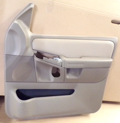 Ford Explorer 2002 panel de puerta (delantero del pasajero) 2002-2005 Foto 1 de 4