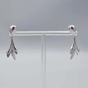 Vibtage Dangle Clip On Earrings Silver Tone Fluted Scroll Leaf 1.5" - Picture 1 of 9