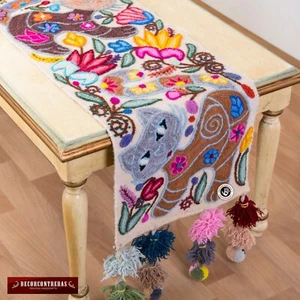 Corredor de mesa blanco hecho a mano ""Gatos de amor"" - patrones de corredores de mesa bordados a mano - Imagen 1 de 4
