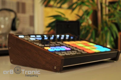 Native Instruments Maschine MK1 MK2 Echtholz Seitenteil Wooden Side Panel Stand - Bild 1 von 4