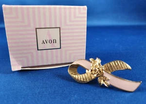 AVON Spilla Spilla Consapevolezza Cancro al Seno Nastro Rosa Tono Oro Grande 1994 - Foto 1 di 4