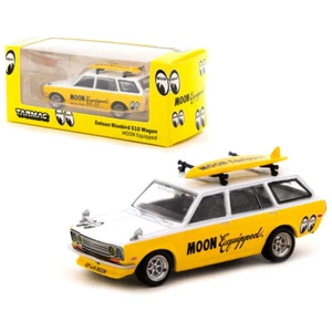 Tarmac Works 1:64 Datsun Bluebird 510 vagón Moon equipado Mooneyes con tabla de surf - Imagen 1 de 1