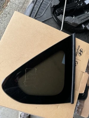 2013 2014 2015 2016 2017 SUBARU XV CROSSTREK RIGHT REAR QUARTER WINDOW GLASS  - Image 1 of 2