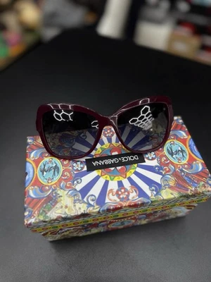 Gafas de sol Dolce Gabbana DG Borgoña con estuche para mujer usadas Foto 1 de 4