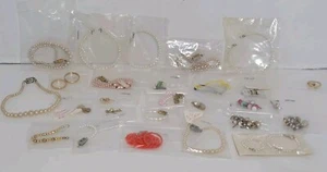 Huge Lot Of Vintage Doll Jewelry Accessories Neckalces Earrings Etc - Picture 1 of 15
