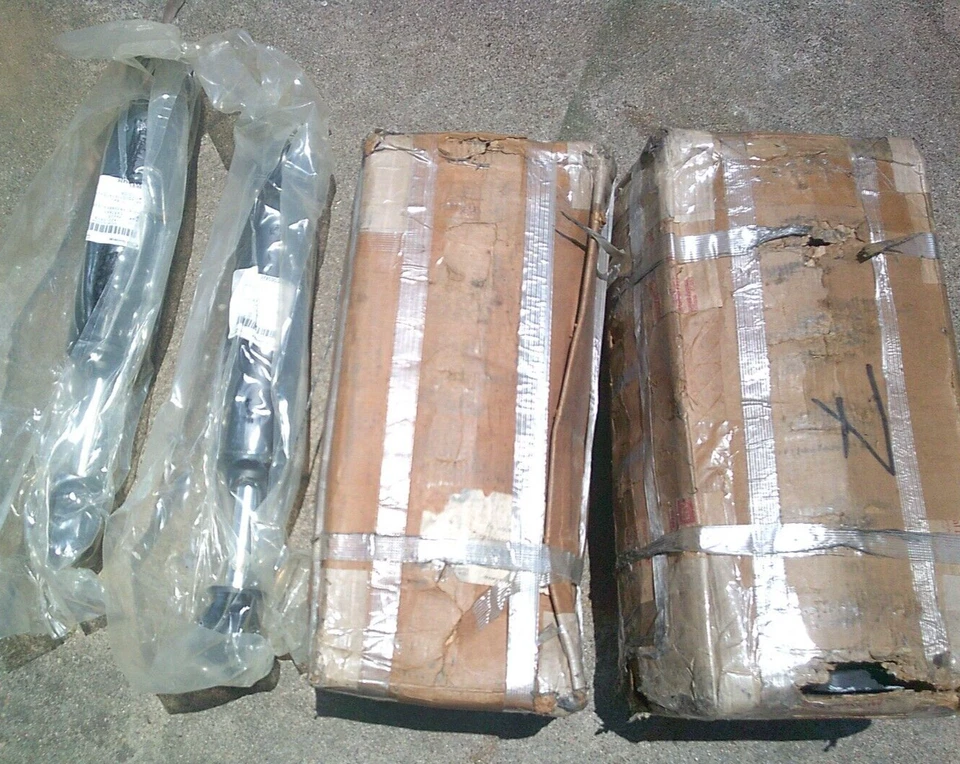 CONJUNTO DE MOLAS HELICOIDAIS E AMORTECEDORES DIANTEIROS HMMWV HUMMER H1 2 MOLAS 2 AMORTECEDORES - Imagem 1 de 1