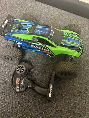 Camión de estadio Traxxas Rustler 4x4 - verde Foto 1 de 4
