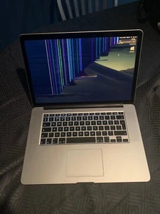 Computadora portátil Apple MacBook Pro con pantalla Retina 15,4" mayo de 2015 - Imagen 1 de 7