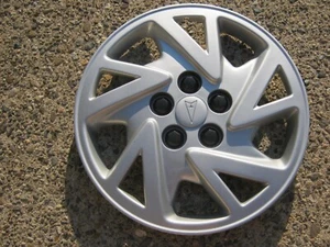 One factory 2000 to 2005 Pontiac Sunfire bolt on 14 inch hubcap wheel cover mint - Picture 1 of 24