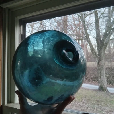 КРАСИВАЯ ГЛУБОКАЯ БИРЮЗОВО-СИНЯЯ ОГРОМНАЯ АНТИКВАРНАЯ РЫБОЛОВНАЯ СЕТЬ 10 1/2 ДЮЙМА ИЗ ВЫДУВНОГО СТЕКЛА ПОПЛАВОК - Изображение 1 из 4