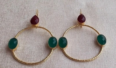 Encantadores pendientes de aro de piedras preciosas semipreciosas de ónix rojo berilo-verde chapados en oro Foto 1 de 2