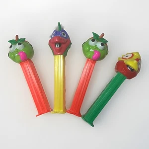 Konvolut 4 Pez Spender - 2 Pezasaurier & 2 Sourz 1993 Made in Slovenia and Hungary - Bild 1 von 4