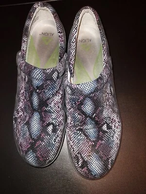Zuecos sin cordones Nurse Mates Align con estampado de serpiente 11W Foto 1 de 4