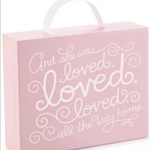 MANTA DE BEBÉ Y MALETA SELLO DISTINTIVO ROSA "ELLA FUE AMADA" NUEVO NWT Baby Shower - Imagen 1 de 6