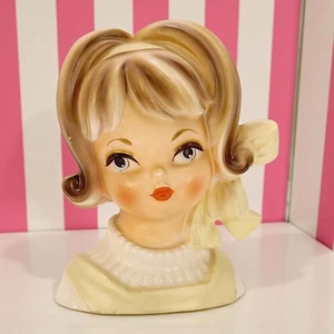 Vintage 1950er Inarco Lady Teen Kopf Vase Tintenzeichen & Aufkleber Flip Haar & gelbe Schleife - Bild 1 von 24