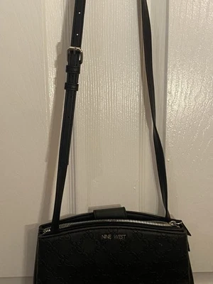 Bandolera Nine West negra con correa ajustable y herrajes metálicos. Foto 1 de 4