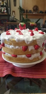 Suporte para bolo vintage de cerâmica morango com pés e tampa abobadada  - Imagem 1 de 4