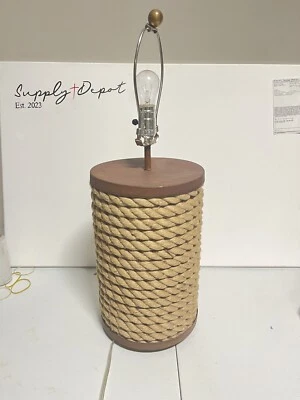 Base de lámpara de colección Vern Pottery Barn Williams Sonoma cuerda de yute envuelta luz náutica Foto 1 de 2