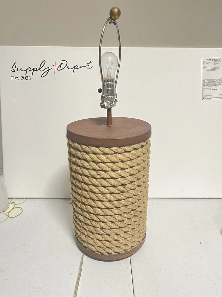 Base de lámpara de colección Vern Pottery Barn Williams Sonoma cuerda de yute envuelta luz náutica Foto 1 de 2