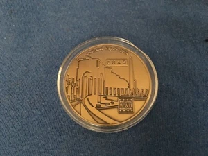 Moneda de dedicación conmemorativa nacional de la Segunda Guerra Mundial 2004 medalla numerada DAV veteranos estadounidenses - Imagen 1 de 4