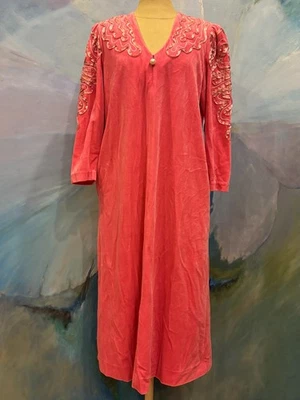 Bata de terciopelo rosa Lucie Ann vintage con ribete de cinta y tirador de cremallera de perlas EE. UU. Foto 1 de 4