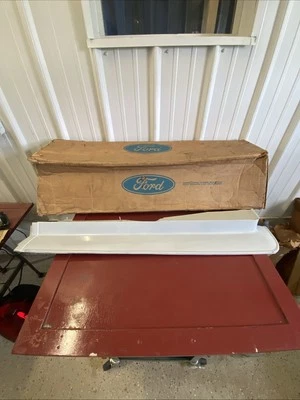 Ford Granada 1978 1979 parachoques delantero derecho deflector de piedra D8db-17805-AWB nuevo en caja Foto 1 de 4