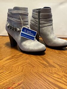 Women’s White Mountain Sammuel Light Gray Faux Suede Zip Ankle Boots w/Chain 7.5