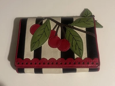Cartera de cuero Isabella Fiore triple pliegue rayas cerezas aplique vieira Foto 1 de 4