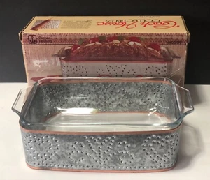 Anchor Hocking Loaf Dish Set 5”x9” w/ Punched Tin Holder Coach House Coll. VTG - Bild 1 von 5