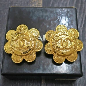 Pendientes de clip vintage con logotipos CC enchapados en oro CHANEL #890c para subir - Imagen 1 de 6