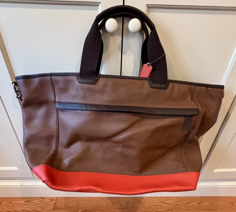 NUEVO CON ETIQUETAS COACH Para hombres CAMDEN Cuero Viaje Gimnasio Suministro Bolso 71347 GRIS/ROJO $498 Foto 1 de 4