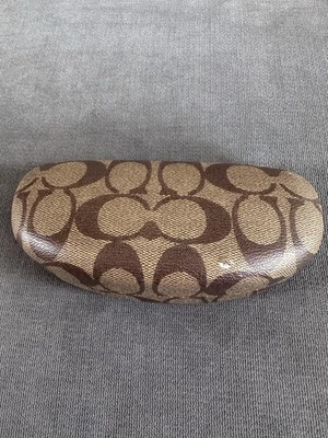 Estojo para óculos de sol Coach Signature marrom acastanhado concha dura  - Imagem 1 de 4